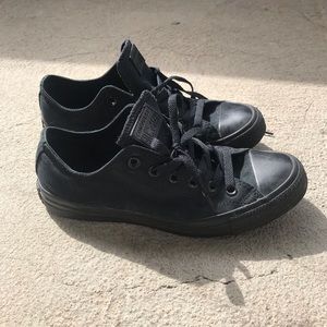 Unisex converse shoes! Men’s 7/ Women’s 10